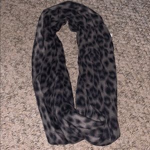 Old Navy Gray Cheetah Circle Scarf